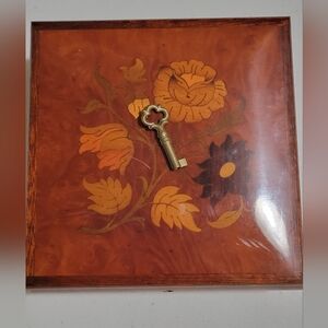 Reuge Vintage Music Box Made in Italy, Floral Design W/Key